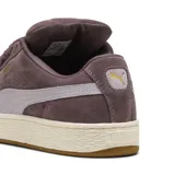 Championes Puma Suede XL color uva, con franja lateral gris y suela color crema.