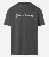 Remera gris de algodón con estampa frontal con el texto "Resort & Beach Club" en color verde, naranja y blanco.