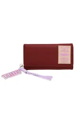 Billetera color borgoña con aplique con la palabra "Trendy" en color lila. Incluye llavero con la palabra "Trendy".