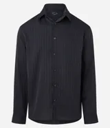 Camisa negra de poliéster con cuello inglés, manga larga, abotonada adelante y textura con rayas verticales.