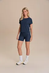 Remera deportiva verde militar de calce suelto, con mangas cortas, sisas desplazadas y abertura en la espalda. Confeccionada en tejido liviano y respirable con tecnología Quick Dry y Easy Care.