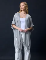 Kimono negro de gasa plisada con detalles de lurex y terminación desflecada.
