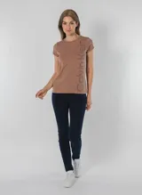 Remera con logotipo vertical