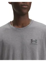 Remera gris de hombre Under Armour, modelo Icon Tee, de corte clásico, manga corta y cuello redondo. Presenta el logo de la marca en el pecho.