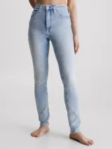 Pantalones de jean celeste de tiro alto y corte skinny.