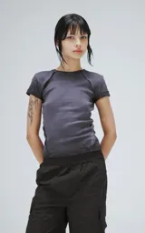 Remera violeta de manga corta, cuello redondo y corte ajustado.