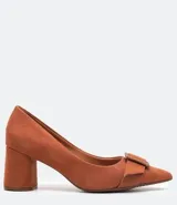 Zapato de tacón color marrón, con punta fina y taco bloque. Presenta detalle de cinta con hebilla croco.