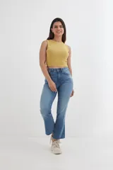 Pantalón de jean de tiro alto, corte ajustado en la cadera y muslos, y acampanado desde la rodilla. Color celeste claro con lavado parejo y terminación desflecada en el ruedo.