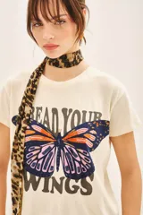 Remera de calce holgado confeccionada en jersey de algodón color crudo, con estampa central de mariposa con detalles bordados y lentejuelas.