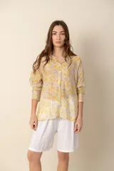 Camisa estampada con flores amarillas y lilas, de corte recto y mangas largas.