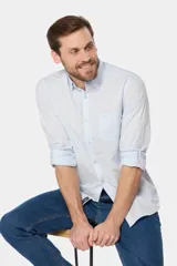Camisa azul marino de manga larga con bolsillo en el pecho, confeccionada en algodón.