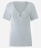 Blusa fucsia de viscosa con escote en V y aro metálico.