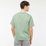 Camiseta verde con estampado rectangular en el pecho con texto en blanco.
