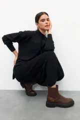 Falda larga de punto negro, ceñida al cuerpo con costuras en perpendicular, suave y abrigada.