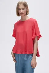 Blusa color coral con cuello redondo y mangas cortas con volados.