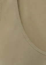 Musculosa color crudo con breteles anchos, escote en V y bajo asimétrico.