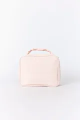 Necesser rectangular acolchado color rosa pálido, con costuras horizontales y asa superior acolchada.
