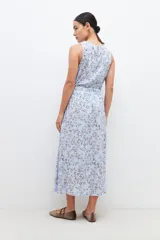 Falda midi celeste con estampado floral en tonos rosa y verde.