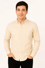 Camisa de manga larga color crudo con rayas verticales finas y cuello mao.