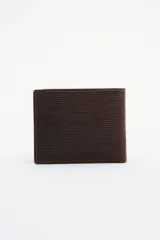 Billetera de cuero marrón con diseño de rayas en los bordes. Interior con divisiones y porta documentos extraíble. Forro de algodón en los bolsillos.