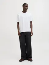 Camiseta blanca de manga corta y cuello redondo con logo Jack & Jones estampado en el pecho.