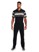 Pantalón de golf negro Under Armour Drive, con corte recto, bolsillos laterales y traseros, y cinturón negro con hebilla metálica.