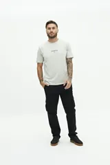 Pantalón cargo color beige, sin puños, con cuatro bolsillos con botón y pasa cintos.