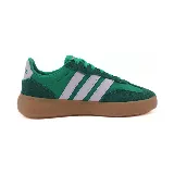 Zapatillas urbanas Adidas Barreda Decode, color verde con detalles en blanco y suela marrón.