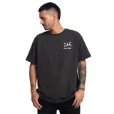 Remera negra de manga corta con cuello redondo y corte holgado. Estampado en el pecho con el logo de La Vela Puerca.