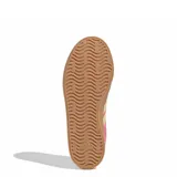 Championes Adidas VL Court 3.0 de gamuza rosa con detalles en amarillo pastel y suela de goma color caramelo.