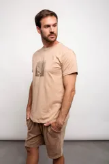Remera color beige con estampado de estilo Art Decó en el frente.