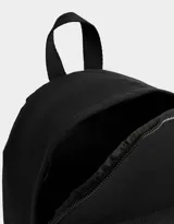 Mochila negra de tela deportiva con bolsillo frontal con cierre y tirador de cordón y goma. Tiene correas regulables, manija superior, doble cierre superior y etiqueta de goma.