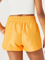 Short deportivo color naranja con cintura elástica y cordón ajustable rosa.