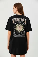 Vestido negro de algodón con estampado frontal que dice "Rock Star", de corte holgado y manga corta.