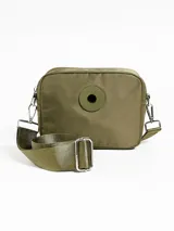 Bandolera verde militar de tela impermeable, con correa ancha regulable y aplique circular en el frente.