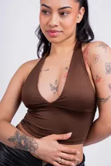 Top corto marrón con escote halter y espalda descubierta.