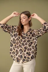 Camisa estampada con flores y insectos, de manga larga y corte holgado.