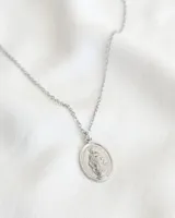 Collar plateado con cadena de eslabones y dije ovalado con la imagen de la Virgen María.