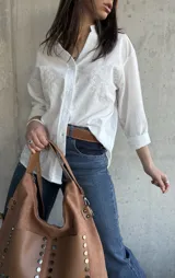 Camisa blanca de manga 3/4 con bordado floral.