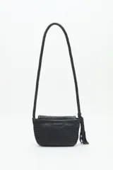 Cartera bandolera negra de cuero vacuno trenzado, con acceso superior con cierre metálico, interior forrado con bolsillos y correa de hombro trenzada.