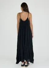 Vestido largo color celeste, de corte amplio y breteles finos.