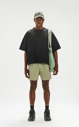 Short de baño color verde militar, de calce regular, con tres bolsillos, elástico en la cintura y cordón para ajustar.
