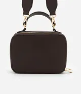 Bolso bandolera negro con correa de mano fija y asa larga ajustable desmontable. Cuenta con bolsillo delantero y cierre por cremallera.