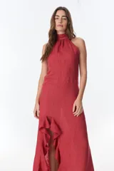 Vestido largo azul de lino, con cuello halter y volados en el ruedo.