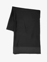 Bufanda rectangular negra de tejido fino y suave.