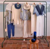 Pantalón tipo babucha color naranja, con cintura y puños elastizados, bolsillos delanteros y confeccionado en algodón.