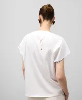 Remera blanca de algodón orgánico, corte recto, escote barco y manga corta.