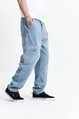 Pantalón cargo color beige, de corte recto, con bolsillos laterales y traseros. Se ajusta a la cintura con cinturón de cuero marrón.