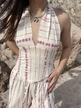 Top halter color crema con estampado vertical en tonos rosados/morados, con escote pronunciado en V.