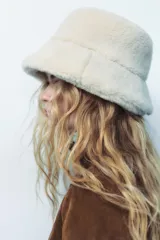 Gorro tipo bucket color crema, confeccionado en tejido efecto borreguillo con forro interior a tono.